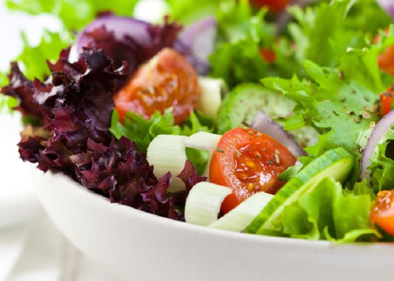 Lên thực đơn cho bữa ăn hàng ngày nhiều rau củ quả giúp cho việc giảm cân
