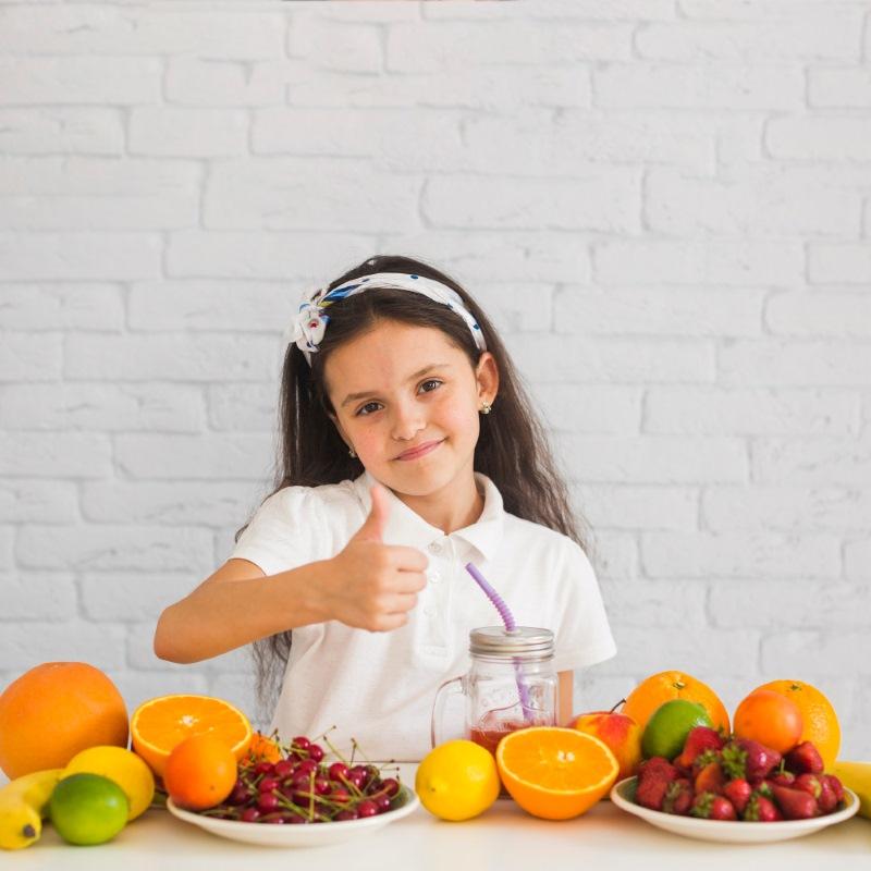 Những loại rau xanh và trái cây là những thực phẩm giàu vitamin C cho bé